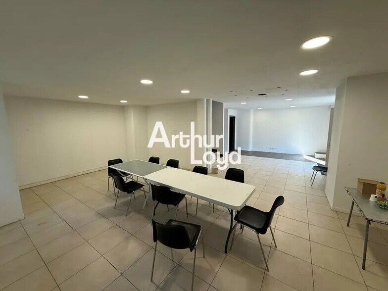 Local d'activités dans Roquebrune-sur-Argens à vendre - Photo de l’immeuble – Image 3 sur 7