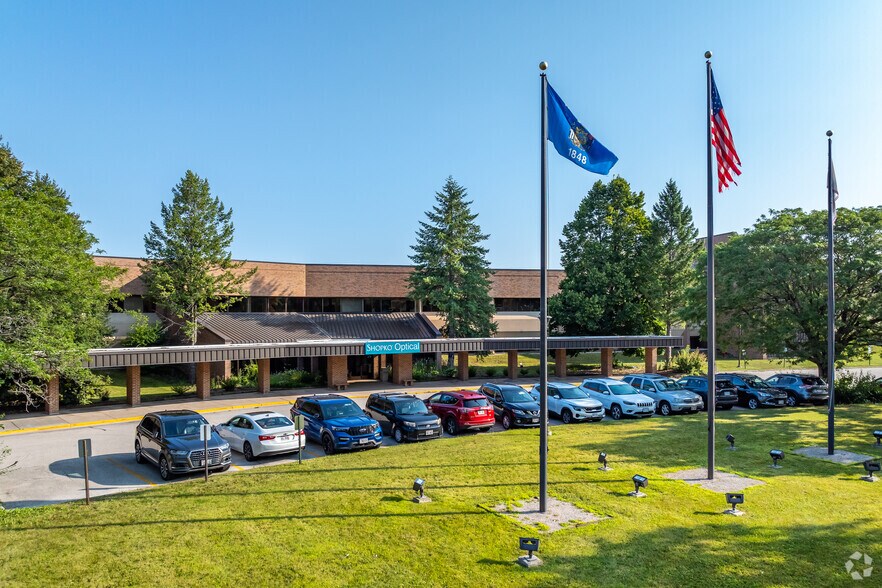 700 Pilgrim Way, Green Bay, WI à louer - Photo de l’immeuble – Image 2 sur 43