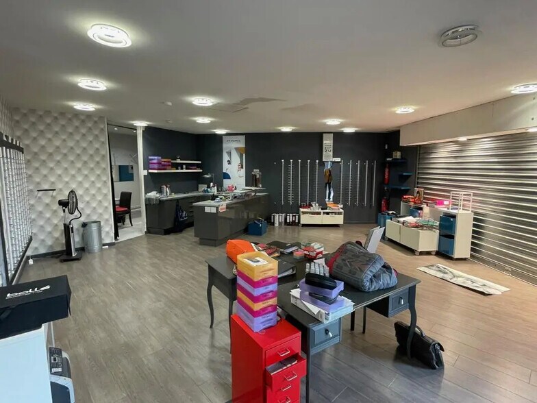 Local commercial dans Val-de-Reuil à vendre - Photo intérieure – Image 2 sur 4