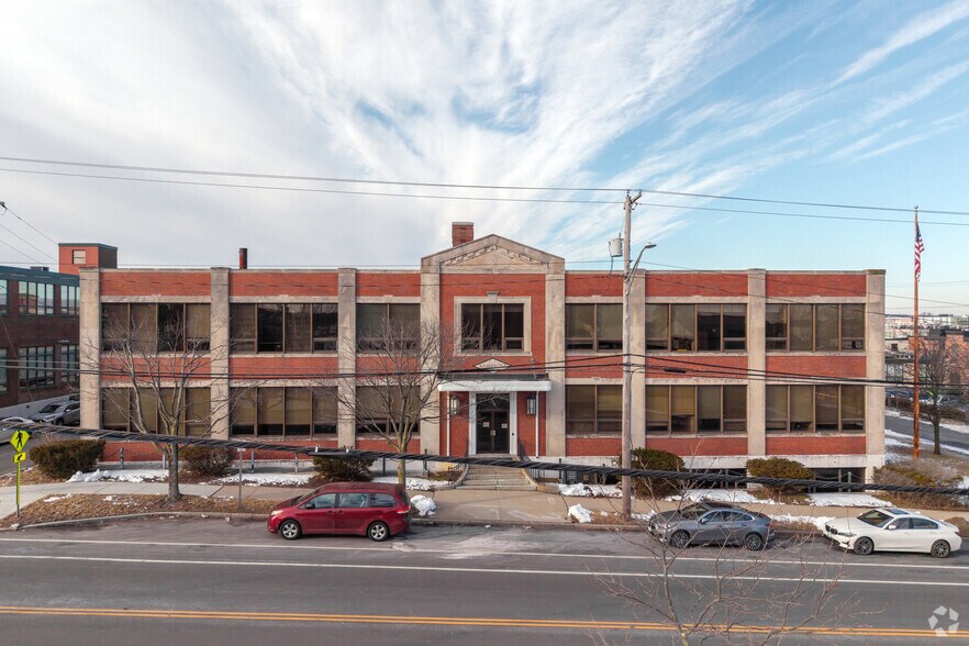 735 Allens Ave, Providence, RI à louer - Photo de l’immeuble – Image 1 sur 21