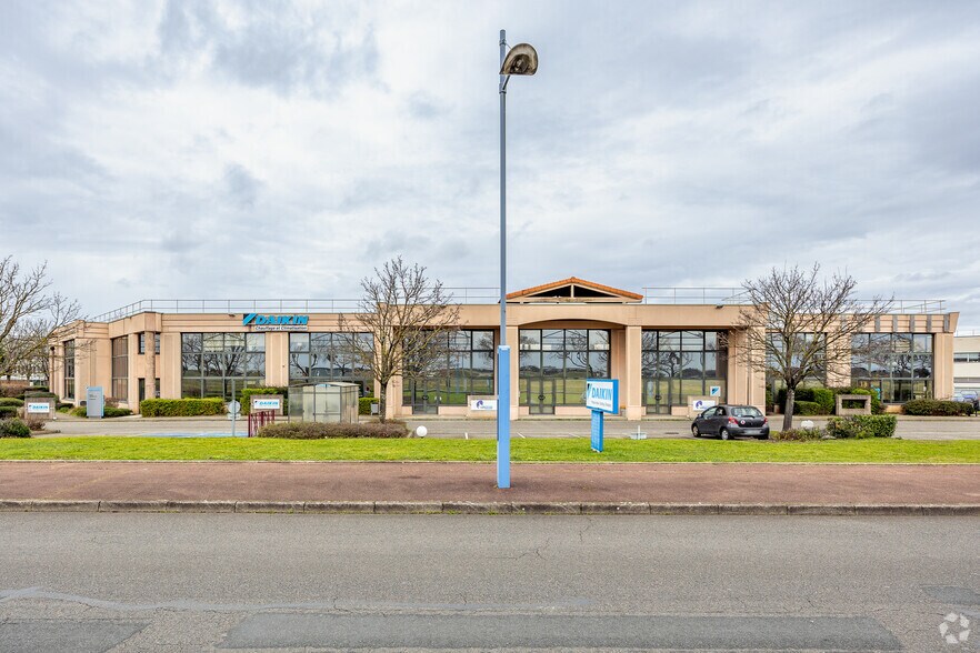 Bureau dans Bron à vendre - Photo principale – Image 1 sur 3