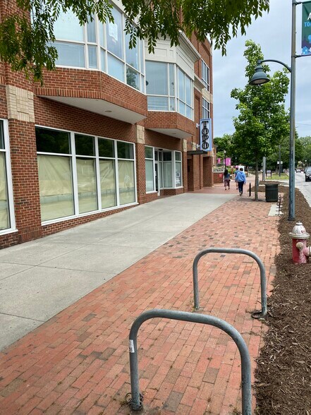 100 E Franklin St, Chapel Hill, NC à louer - Photo de l’immeuble – Image 3 sur 5
