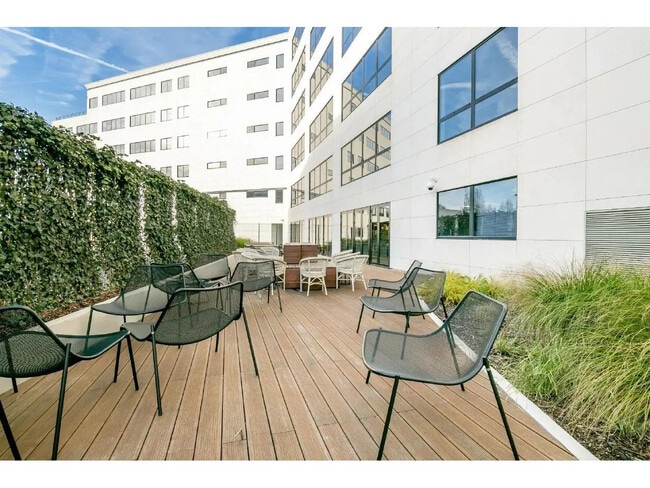 Plus de détails pour 1 Rue Du Docteur Finot, Saint-Denis - Bureau, Local d'activités à louer