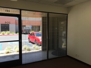 1260 E Locust St, Ontario, CA à louer Photo intérieure– Image 1 sur 32