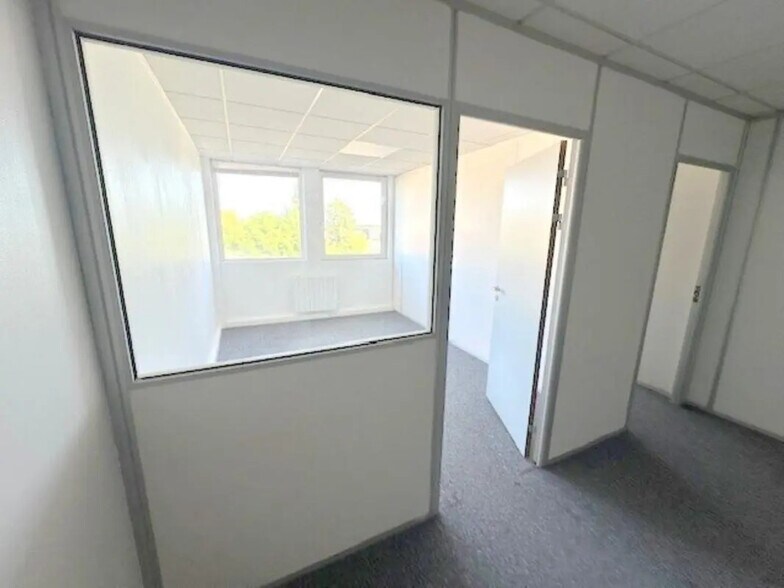 Bureau dans Plaisir à louer - Photo de l’immeuble – Image 3 sur 22