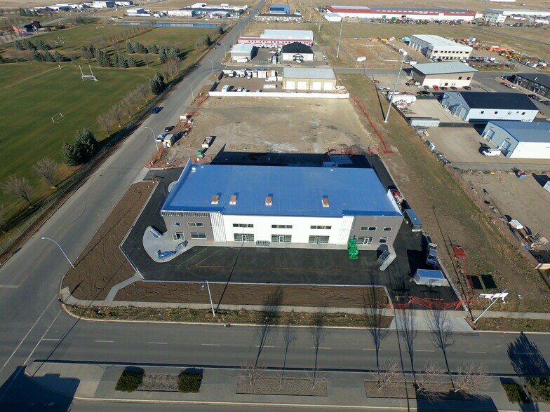 3233 30 St N, Lethbridge, AB à louer - Photo de l’immeuble – Image 3 sur 7