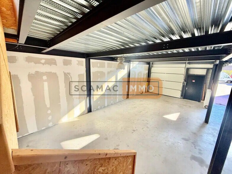 Industriel/Logistique dans Fréjus à louer - Photo de l’immeuble – Image 2 sur 4