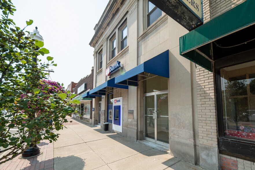 680 Broadway Ave, Bedford, OH à vendre - Photo de l’immeuble – Image 3 sur 7