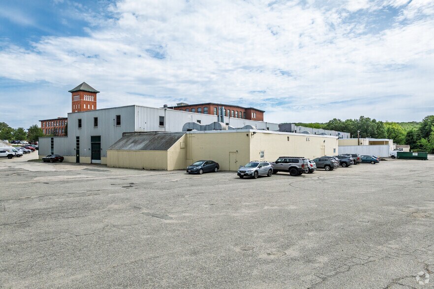 1 Tupperware Dr, North Smithfield, RI à louer - Photo de l’immeuble – Image 1 sur 7
