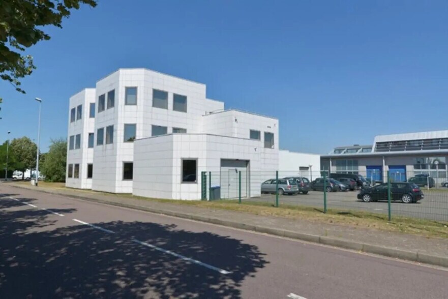Bureau dans Poissy à louer - Photo de l’immeuble – Image 1 sur 13
