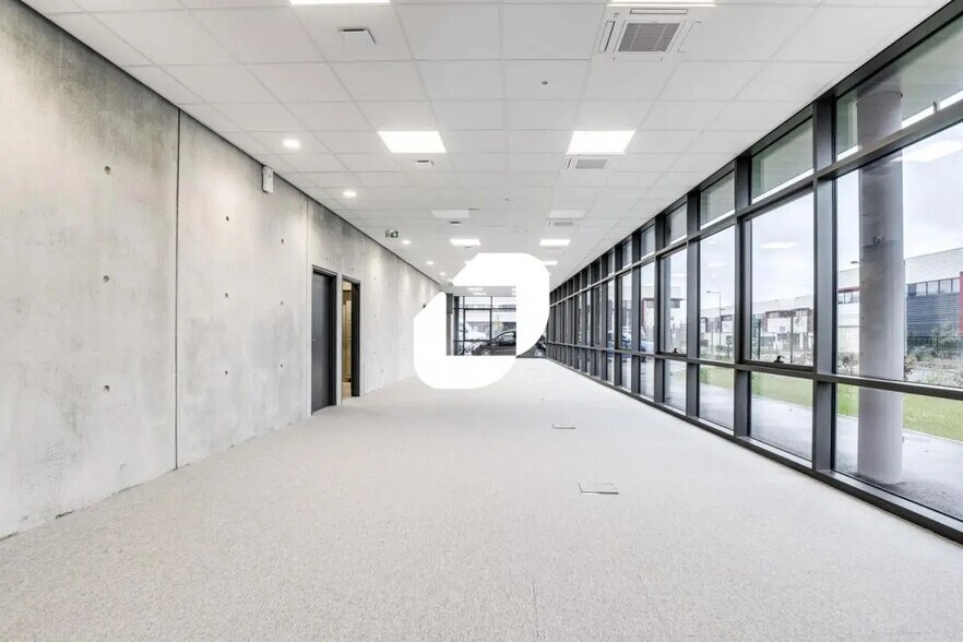 Bureau dans Chanteloup-en-Brie à louer - Photo de l’immeuble – Image 3 sur 12