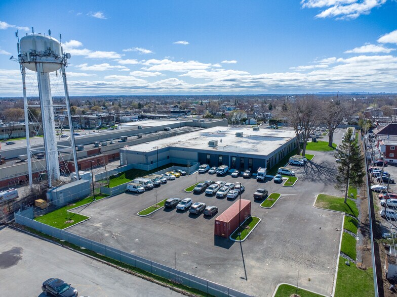 99 Boul Du Curé-Labelle, Sainte-therese, QC à louer - Photo de l’immeuble – Image 2 sur 4