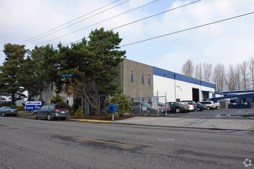 12545 NE Whitaker Way, Portland, OR à vendre - Photo de l’immeuble – Image 3 sur 7