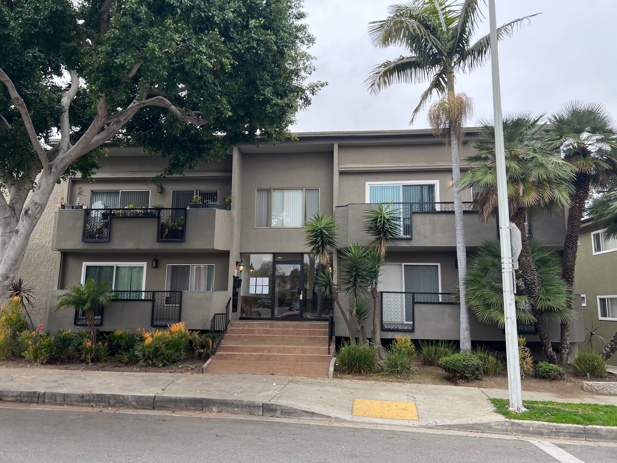 6637 Springpark Ave, Los Angeles, CA à vendre Photo de l’immeuble– Image 1 sur 4