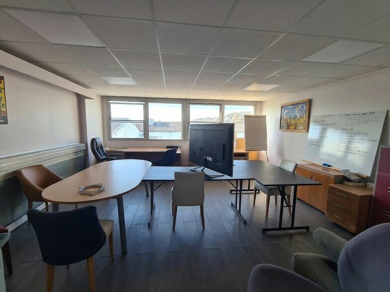 Bureau dans Saint-Laurent-du-Var à louer - Photo intérieure – Image 2 sur 8