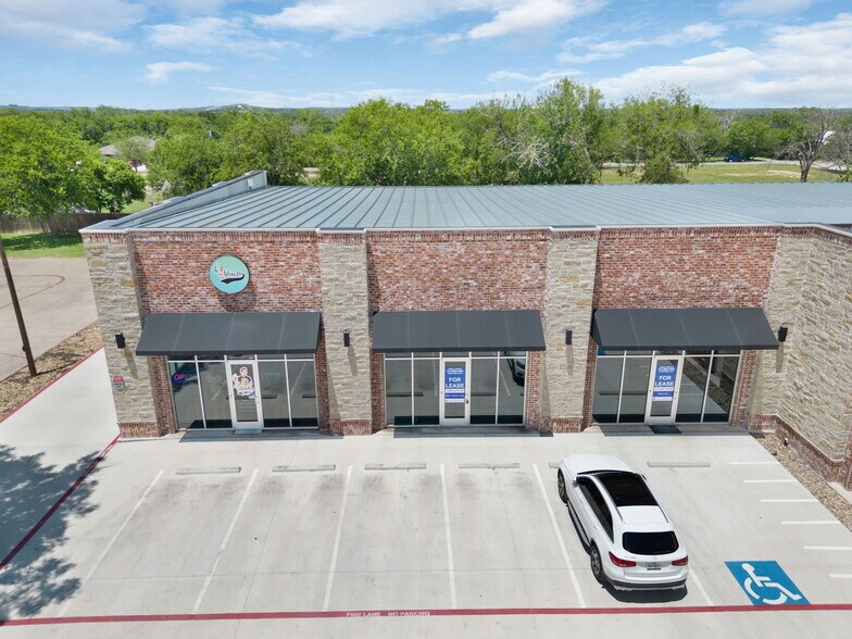 1009 E 4th St, Lampasas, TX à louer - Photo de l’immeuble – Image 2 sur 23