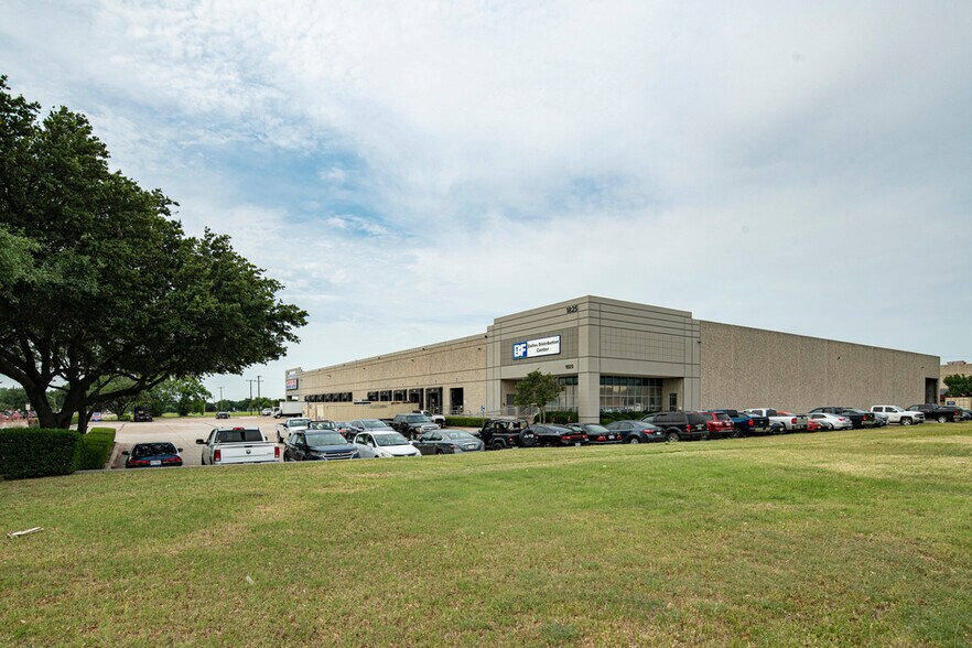 1825 Westpark Dr, Grand Prairie, TX à louer - Photo de l’immeuble – Image 1 sur 9