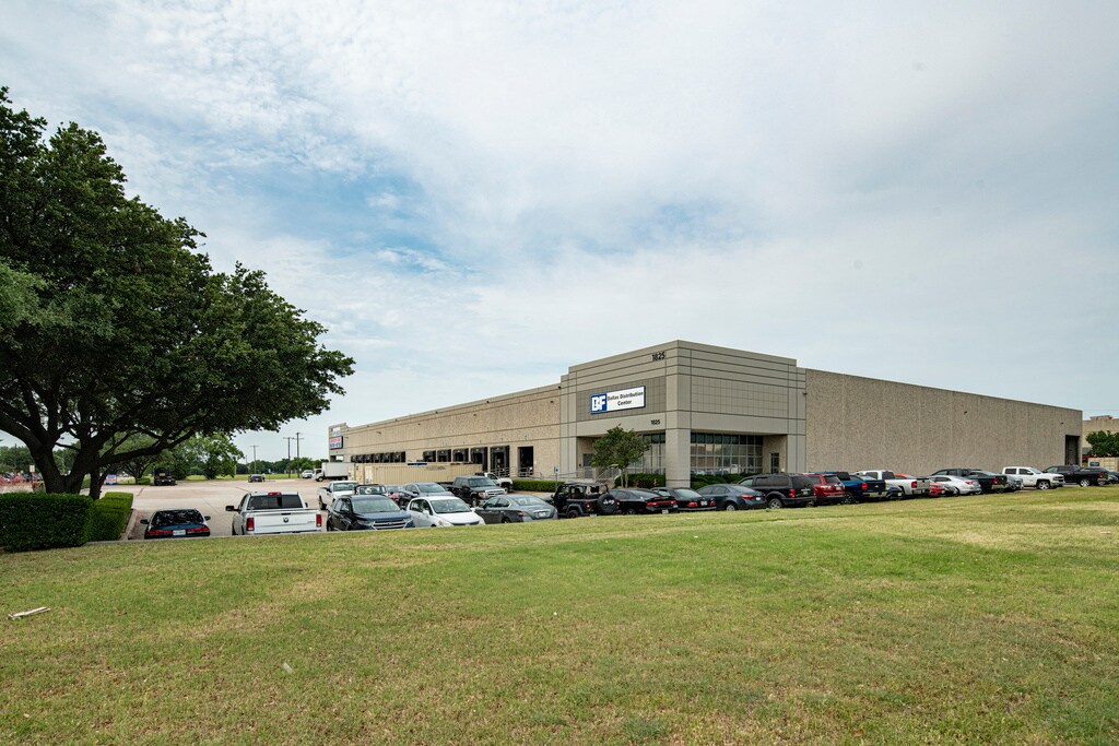 1825 Westpark Dr, Grand Prairie, TX à louer Photo de l’immeuble– Image 1 sur 10