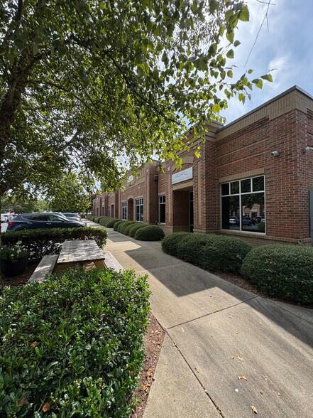 2703 Jones Franklin Rd, Cary, NC à louer - Photo de l’immeuble – Image 3 sur 3
