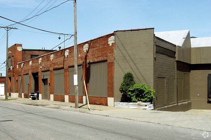 4201 Commerce Ave, Cleveland, OH à vendre - Photo de l’immeuble – Image 2 sur 8