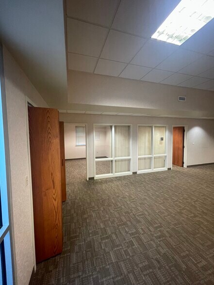 2301 N 48th St, Lincoln, NE à louer - Photo de l’immeuble – Image 3 sur 5