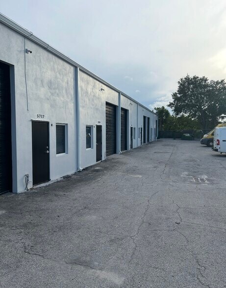 5713-5727 NE 14th Ave, Fort Lauderdale, FL à louer - Photo de l’immeuble – Image 2 sur 11