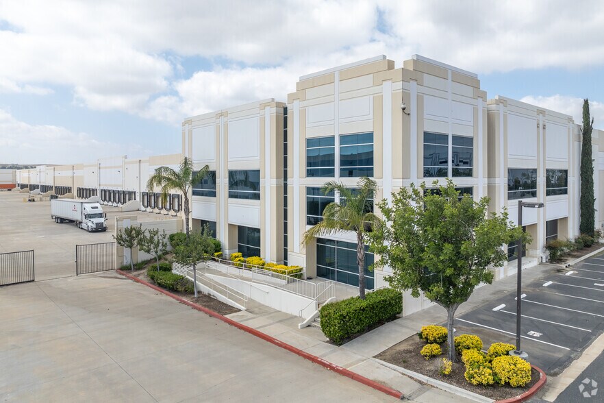1680 Eastridge Ave, Riverside, CA à louer - Photo de l’immeuble – Image 2 sur 6