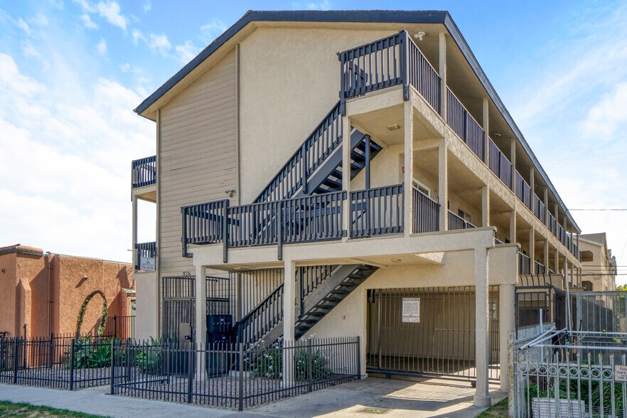 1126 Raymond Ave, Long Beach, CA à vendre - Photo de l’immeuble – Image 2 sur 22