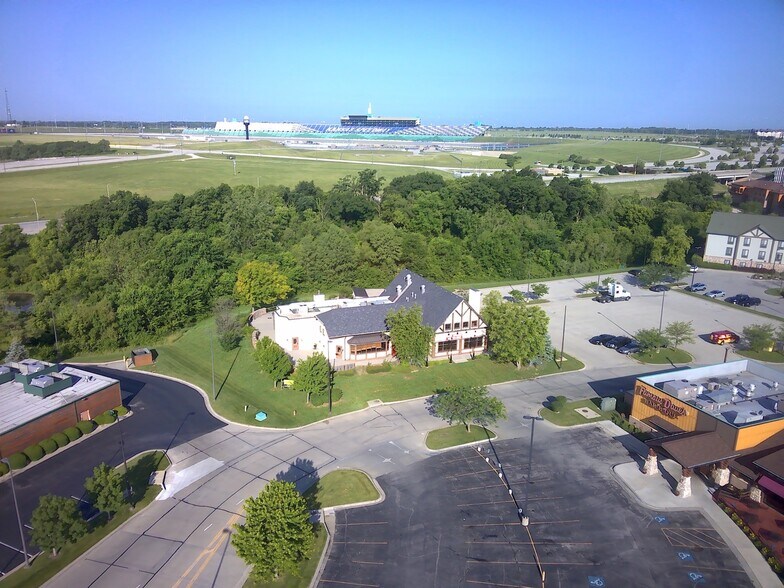 1340 Village West Pky, Kansas City, KS à louer - Photo de l’immeuble – Image 2 sur 16