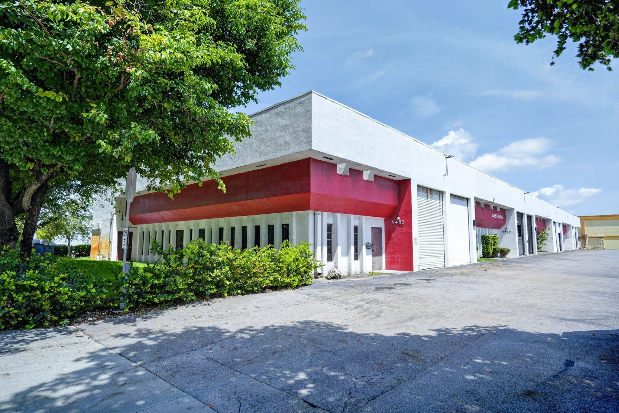 8485-8499 NW 54th St, Miami, FL à vendre Photo de l’immeuble– Image 1 sur 39