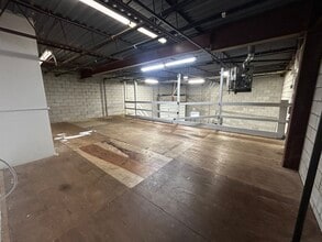 1105 Crestlawn Dr, Mississauga, ON à louer Photo intérieure– Image 1 sur 12