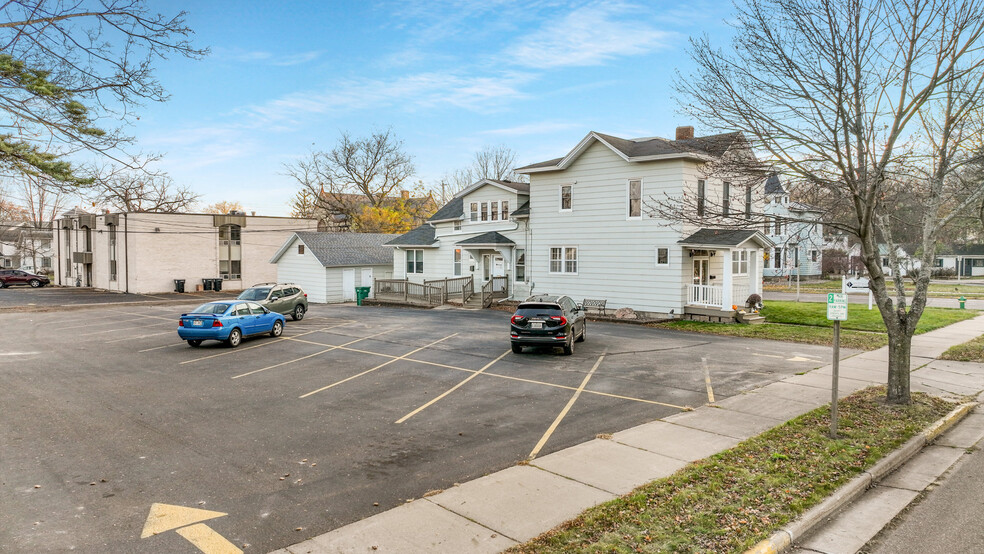 33 W Cedar St, Chippewa Falls, WI à vendre - Photo de l’immeuble – Image 3 sur 44