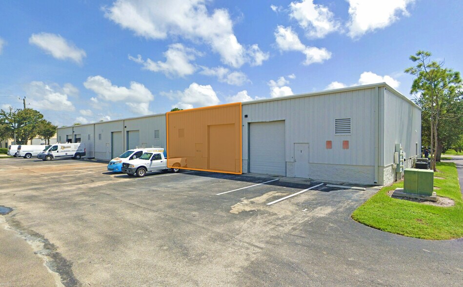 17050 Alico Commerce Ct, Fort Myers, FL à vendre - Photo de l’immeuble – Image 3 sur 14