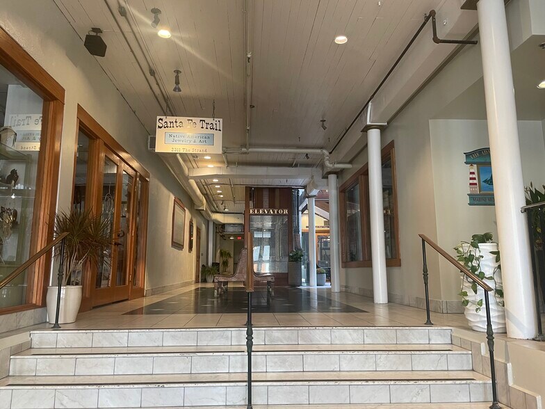 2215 Strand St, Galveston, TX à louer - Photo de l’immeuble – Image 2 sur 11