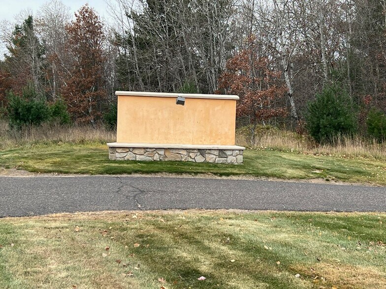 2920 College Dr, Rice Lake, WI à louer - Photo de l’immeuble – Image 2 sur 11