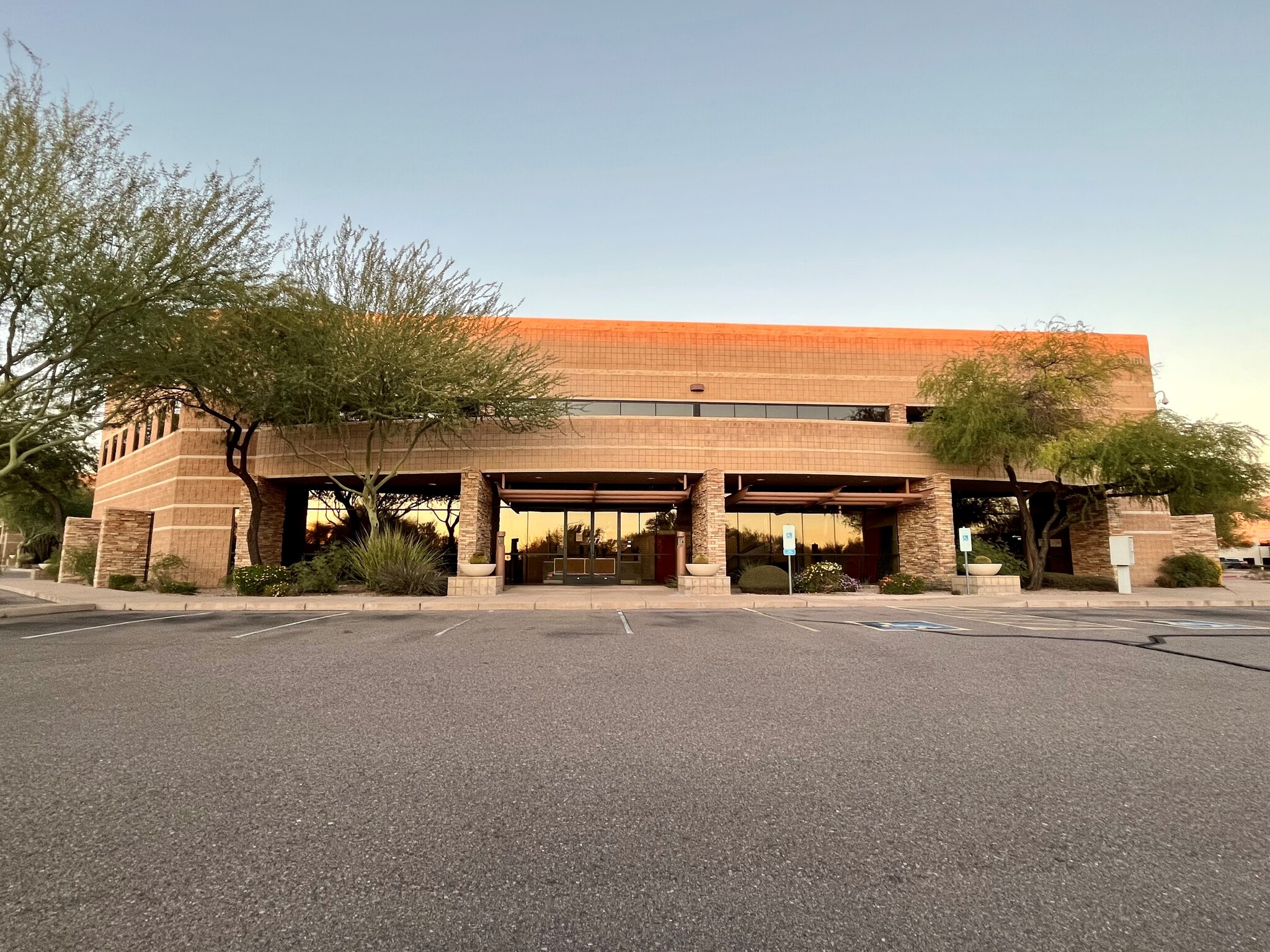 9160 E Bahia Dr, Scottsdale, AZ à louer Photo de l’immeuble– Image 1 sur 19