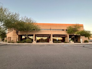 9160 E Bahia Dr, Scottsdale, AZ à louer Photo de l’immeuble– Image 1 sur 19