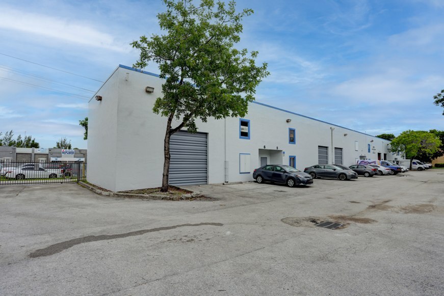 2205 W 80th St, Hialeah, FL à vendre Photo de l’immeuble– Image 1 sur 7