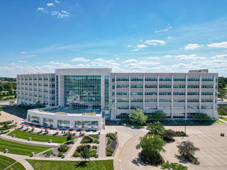 7001 Westown Pky, West Des Moines, IA à louer - Photo de l’immeuble – Image 1 sur 19