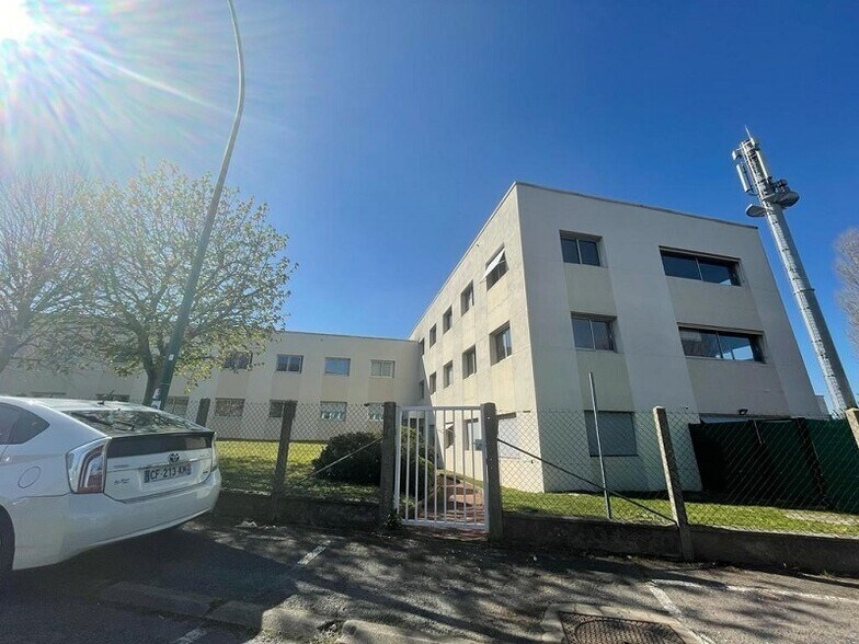 4 Rue Des Frères Lumière, Plaisir à louer - Photo de l’immeuble – Image 3 sur 5