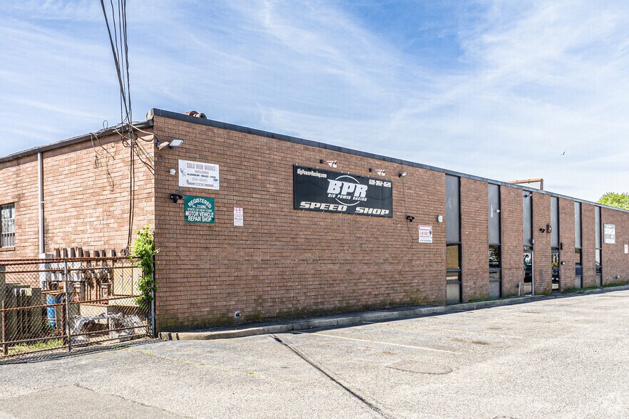 194-204 N Fehr Way, Bay Shore, NY à louer - Photo de l’immeuble – Image 2 sur 9