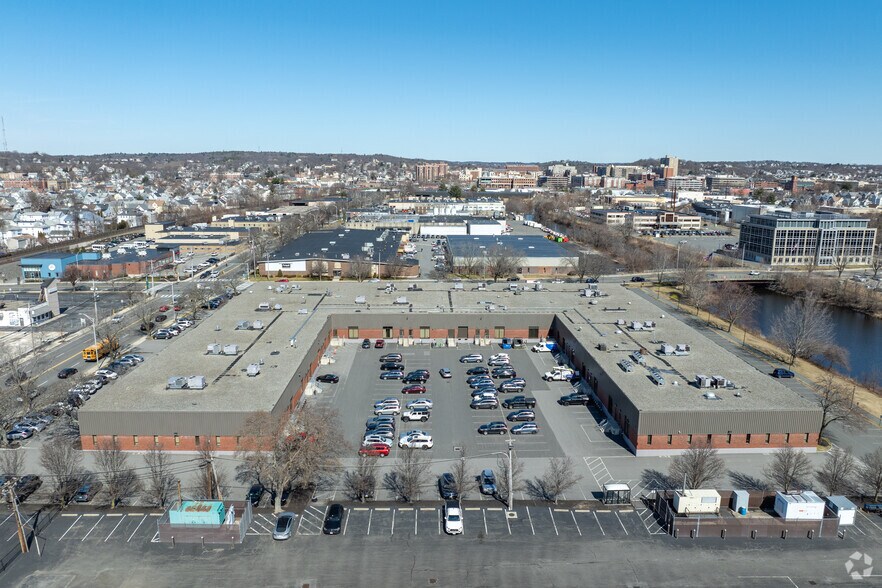 300 Commercial St, Malden, MA à louer - Photo de l’immeuble – Image 2 sur 11