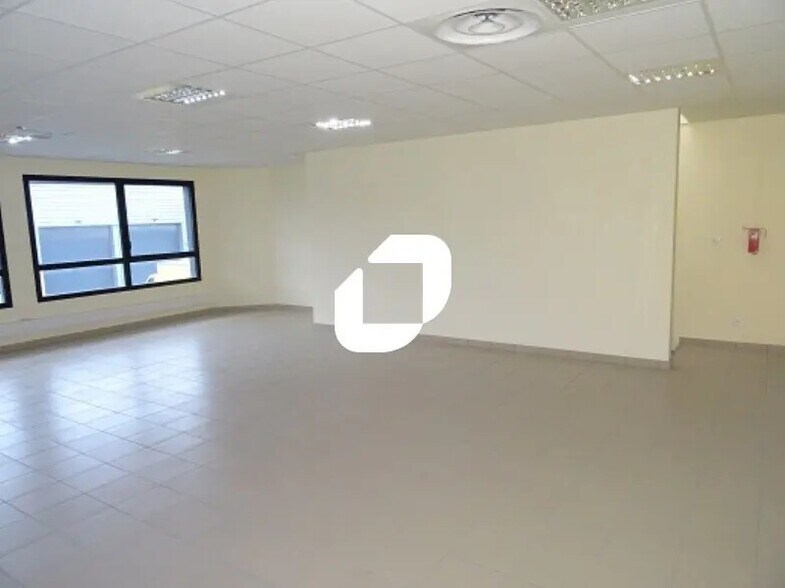 Bureau dans Ennery à louer - Photo de l’immeuble – Image 3 sur 4