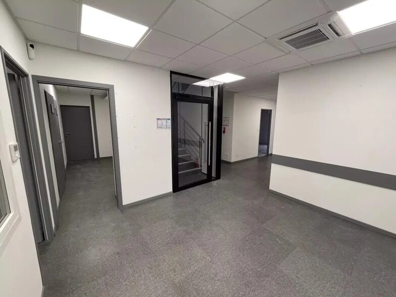 Bureau dans SAINT-JEAN-D'ILLAC à louer - Photo de l’immeuble – Image 3 sur 9