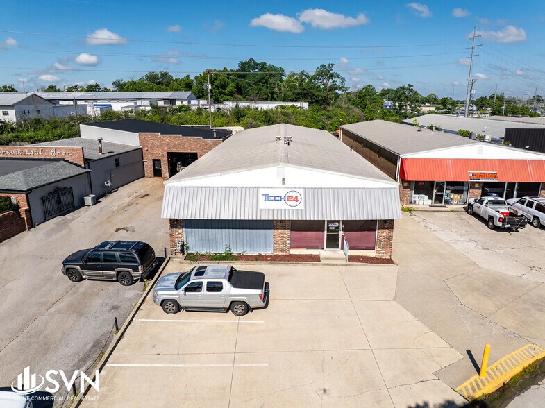 1051 Goodwin Dr, Lexington, KY à vendre - Photo de l’immeuble – Image 1 sur 10