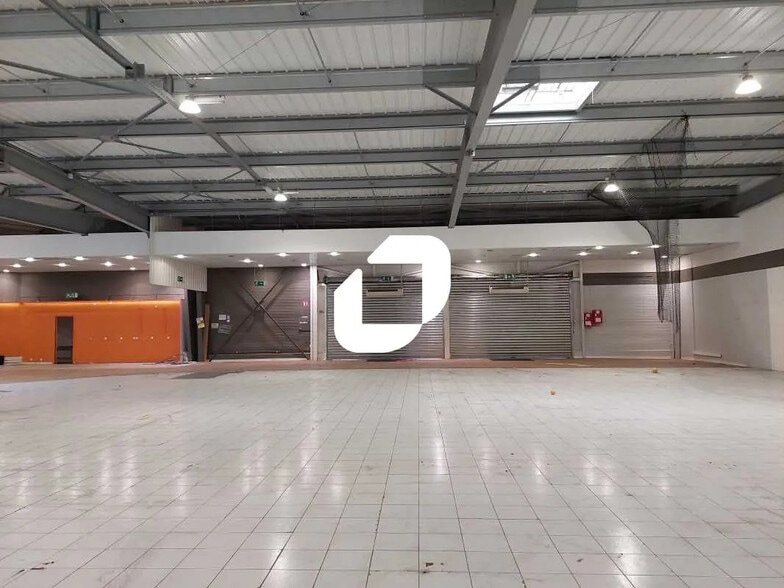 Local commercial dans Maurepas à louer - Photo de l’immeuble – Image 3 sur 6