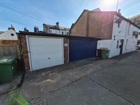 Garages at Catherine Place - Immobilier d'entreprise
