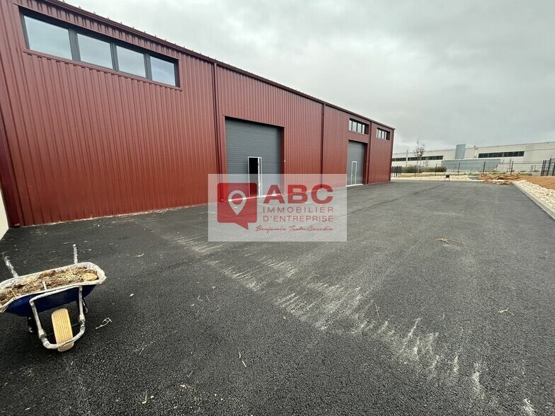 Local d’activités dans Sauvian à louer - Photo de l’immeuble – Image 2 sur 10