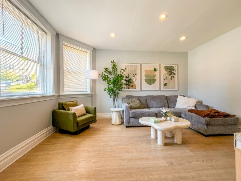 2236 W Augusta Blvd, Chicago, IL à vendre - Photo de l’immeuble – Image 2 sur 9