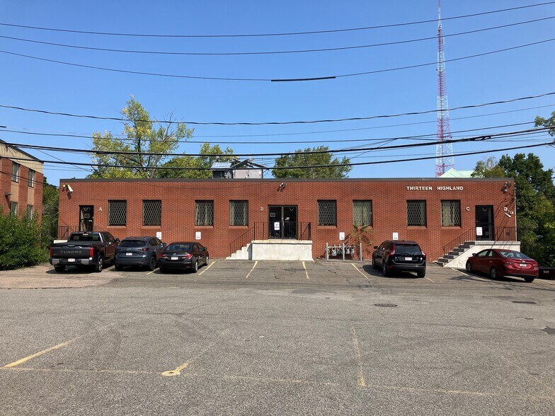 13 Highland Cir, Needham, MA à vendre - Photo de l’immeuble – Image 2 sur 9